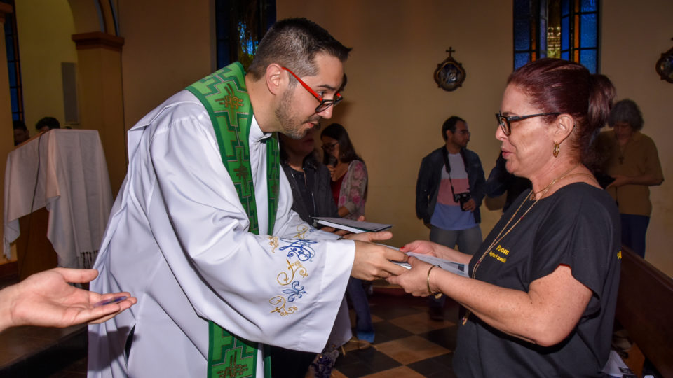 Agente da Pascom da Paróquia Sagrada Família participa da missa de envio dos comunicadores presidida por Dom Paulo Cezar