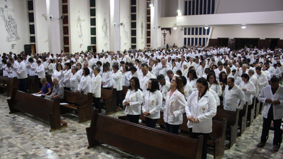 Missa em Bariri marca investidura de 900 ministros da Eucaristia