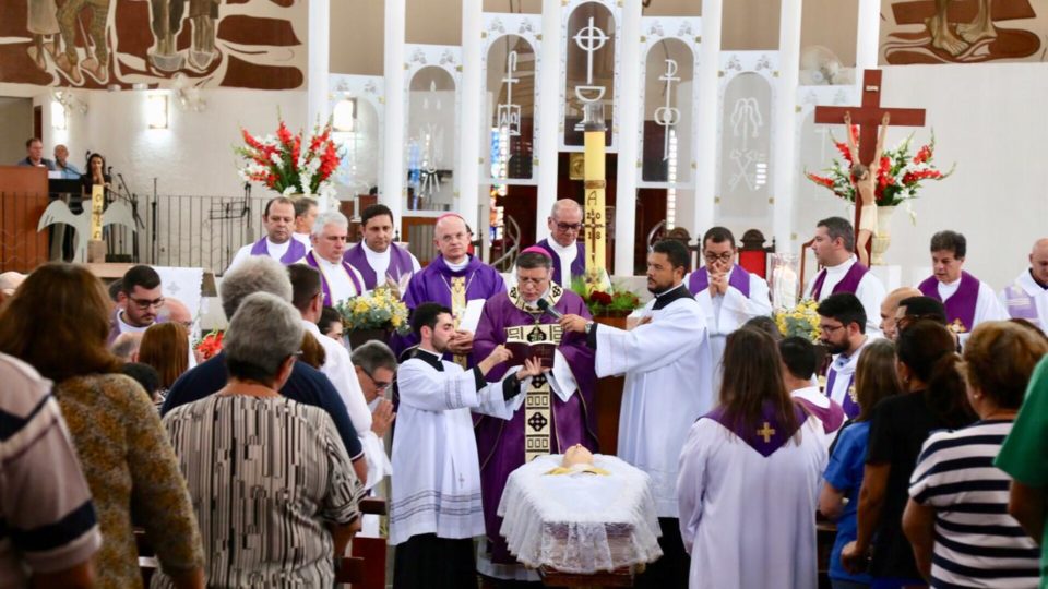 Fiéis do Vicariato São Bento se despedem do Cônego Desan