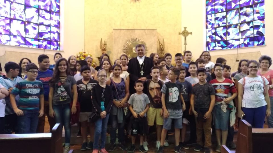 Dom Paulo Cezar recebe grupo de coroinhas na Catedral de São Carlos