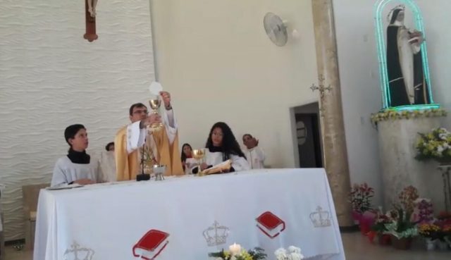 No dia de Santa Edwiges fiéis participam de missa em São Carlos-SP; Assista