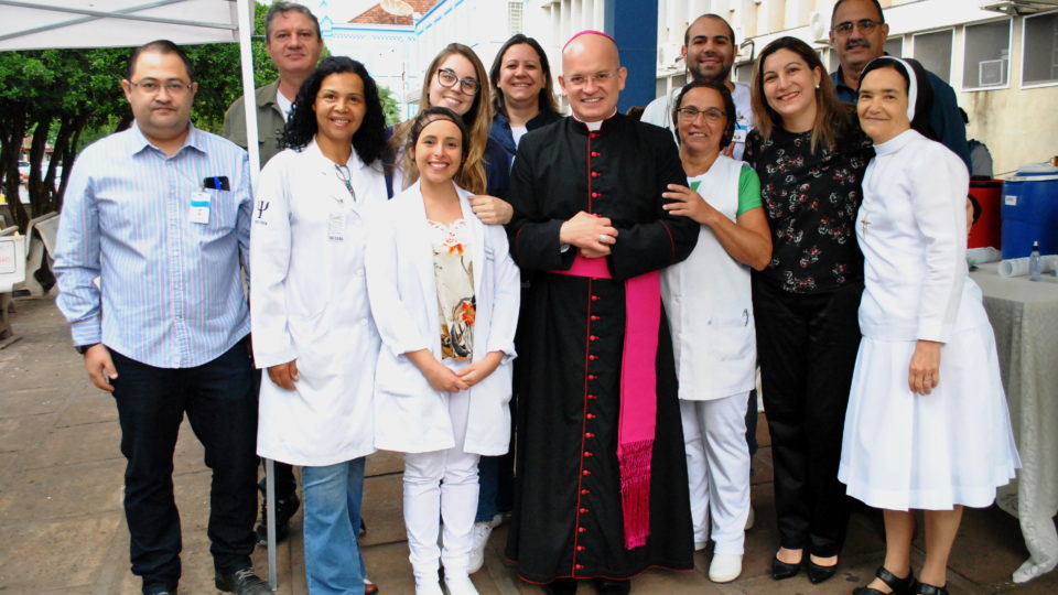 Bispo Auxiliar visita Santa Casa de Jahu