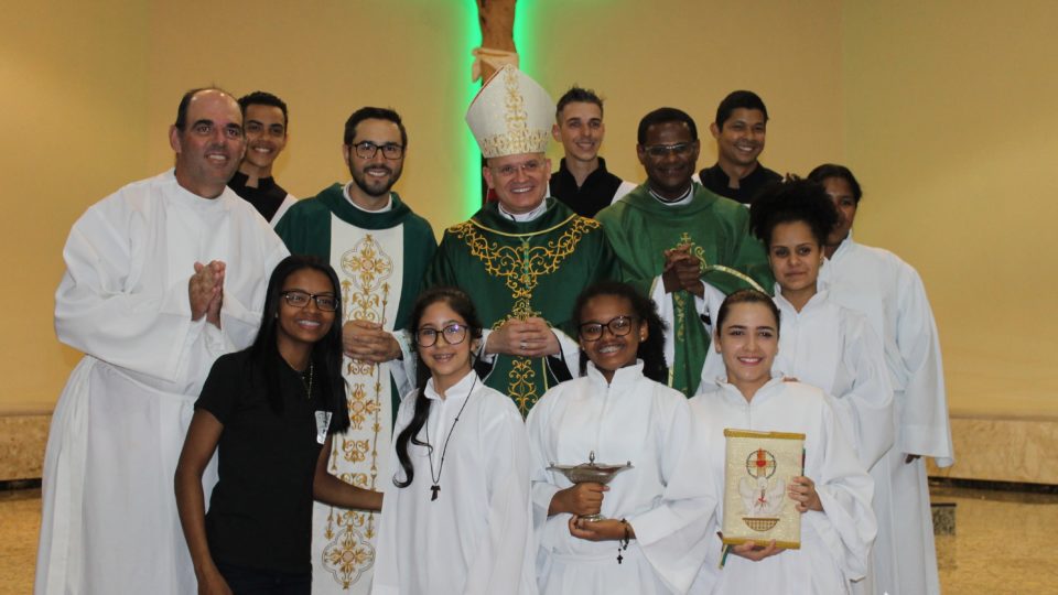 Paróquia Santa Cruz no Distrito de Potunduva recebe visita do Bispo Auxiliar