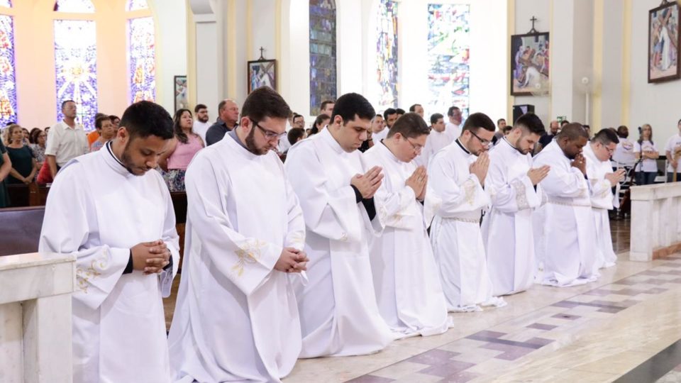 Seminaristas de Teologia recebem Ministério do Acolitato