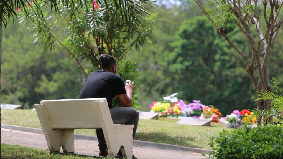 Bispo Auxiliar celebra missa no Memorial Jardim da Paz