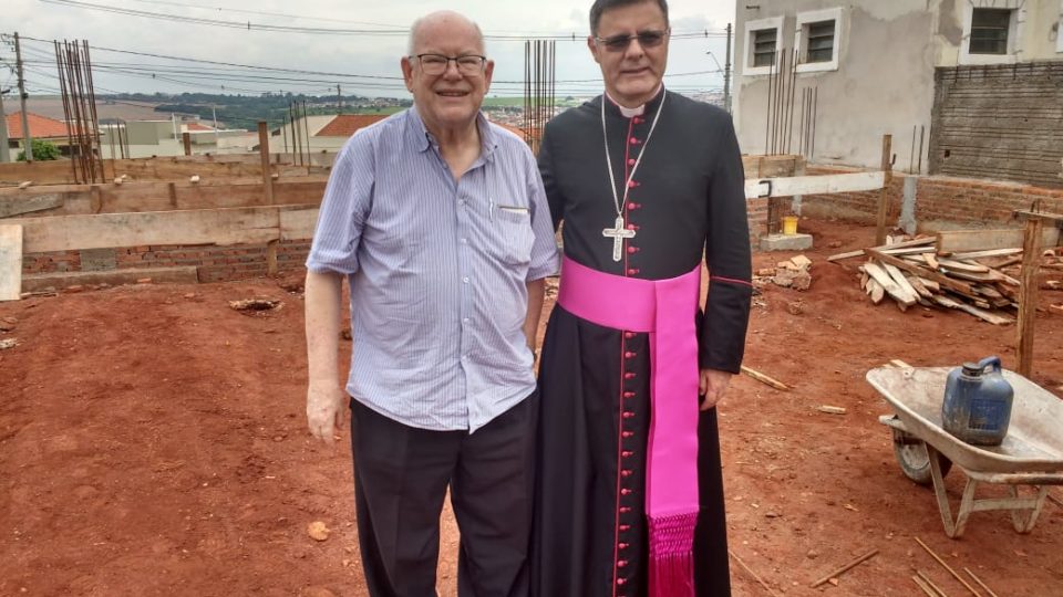 Em Visita Pastoral Bispo Diocesano abençoa construção