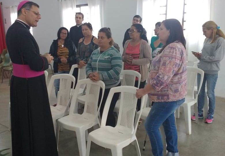 Bispo Diocesano visita bairro Frei Galvão em Jaú