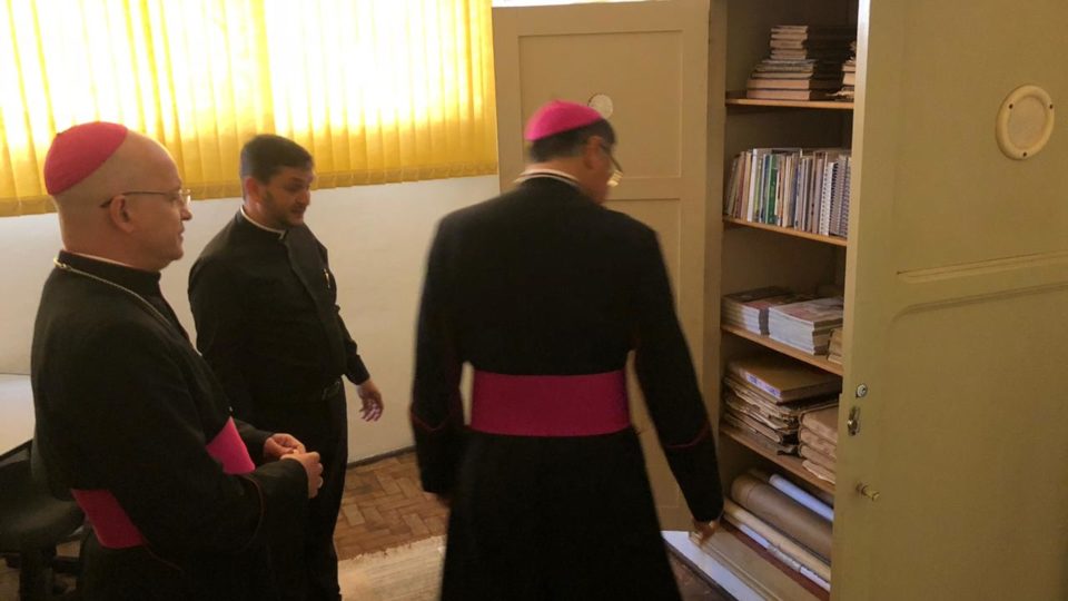 Em Jaú Bispos conferem arquivo da Paróquia São Sebastião