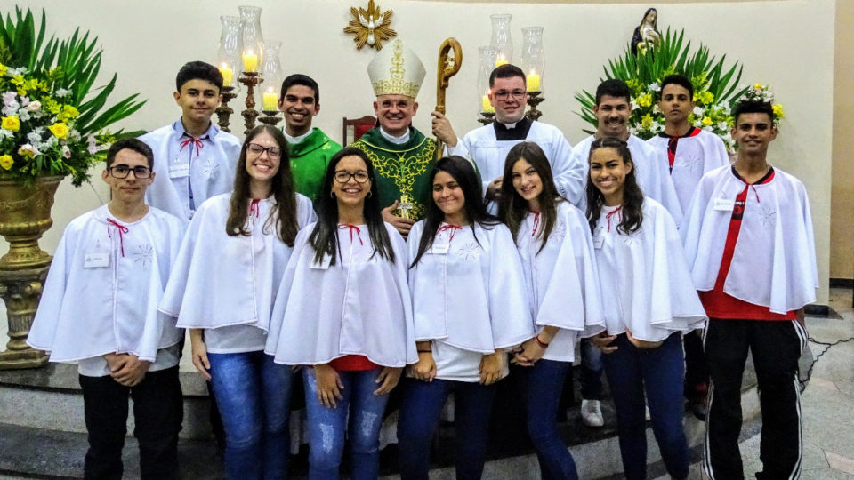 Dom Eduardo Malaspina preside Sacramento do Crisma na Paróquia Sant’Ana em Araraquara