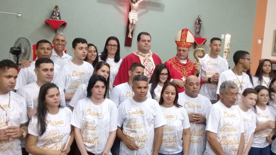 Bispo Diocesano celebra Sacramento da Crisma em Américo Brasiliense