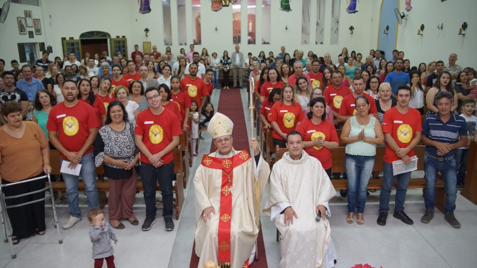Jovens recebem o Sacramento da Crisma na Paróquia São Miguel Arcanjo