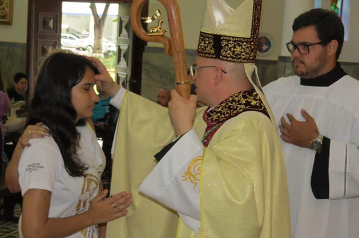 Dom Eduardo Malaspina preside Sacramento da Crisma na Paróquia Nossa Senhora do Carmo