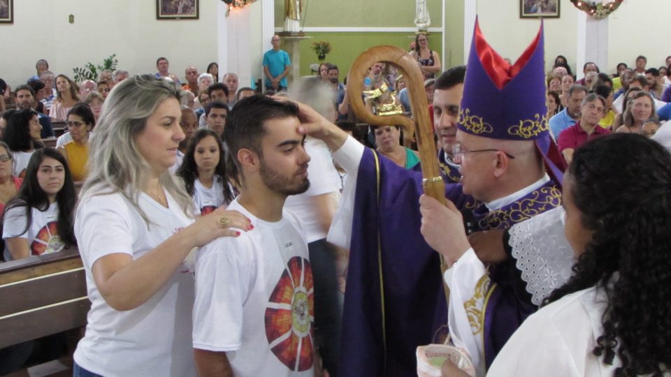 Dom Eduardo Malaspina Bispo Auxiliar Diocesano celebrou o Sacramento da Crisma na Paróquia Nossa Senhora Aparecida, em Araraquara