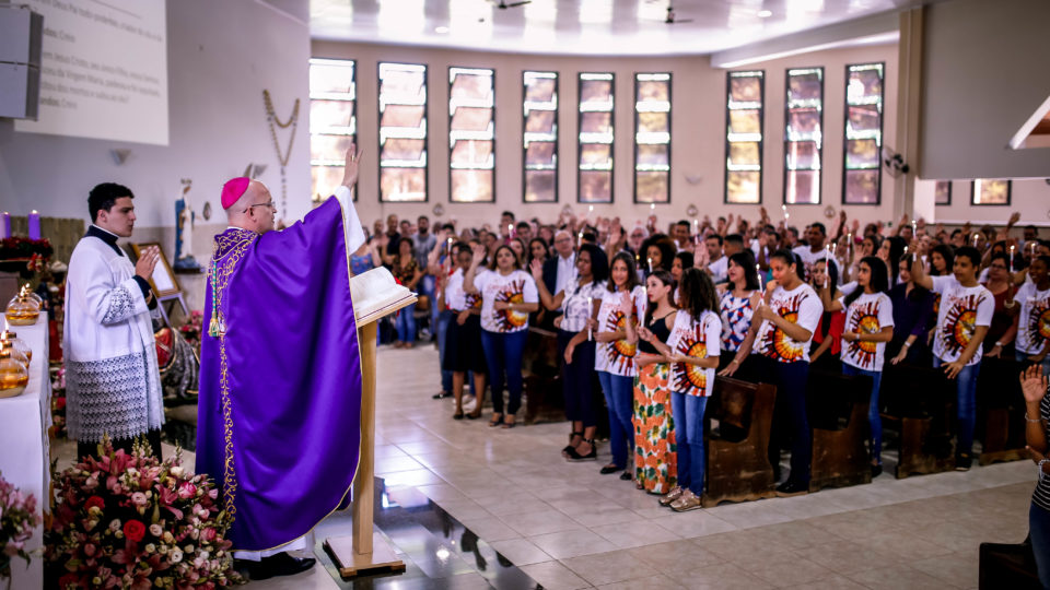 Dom Eduardo Malaspina preside Sacramento do Crisma na Paróquia São José em Jaú