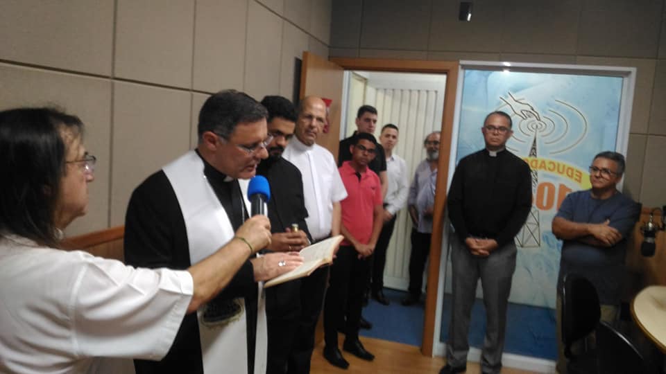 Bispo Diocesano abençoa novas instalações da Rádio Educadora 104,9 FM