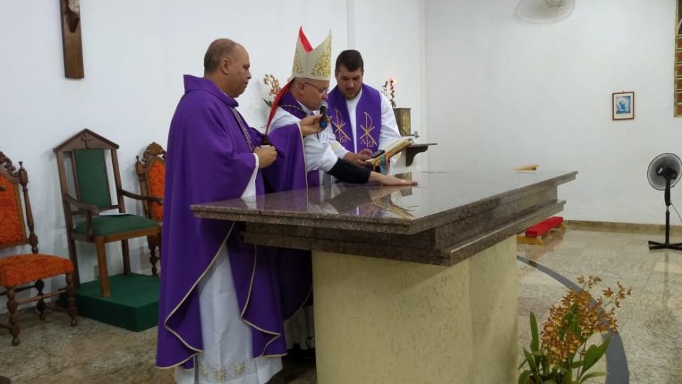 Dom Eduardo Malaspina celebra rito de consagração do altar da Comunidade Imaculada Conceição