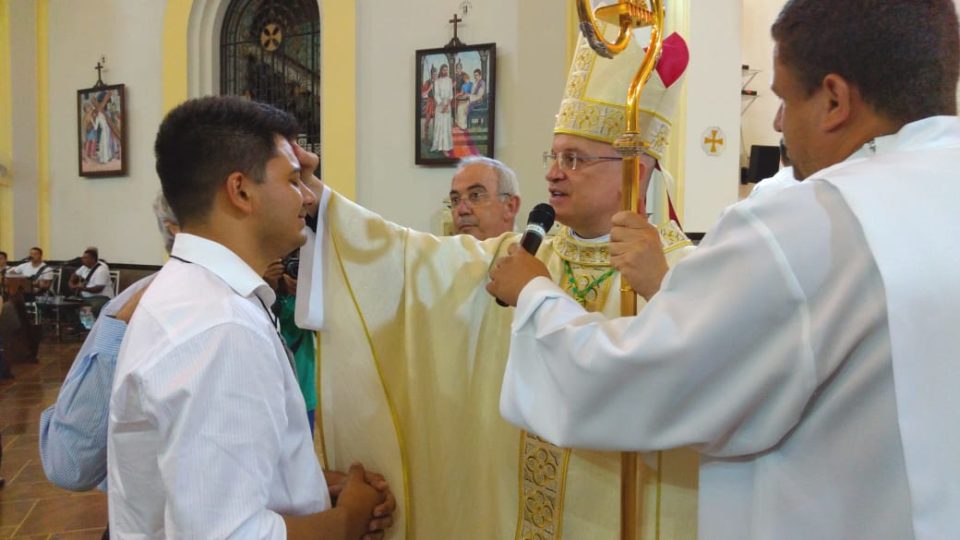 Bispo Auxiliar crisma jovens na Catedral de São Carlos