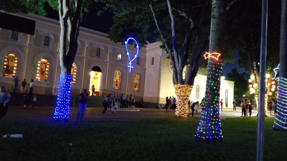 Comunidade do Divino Espírito Santo enfeitou as árvores da praça da Matriz