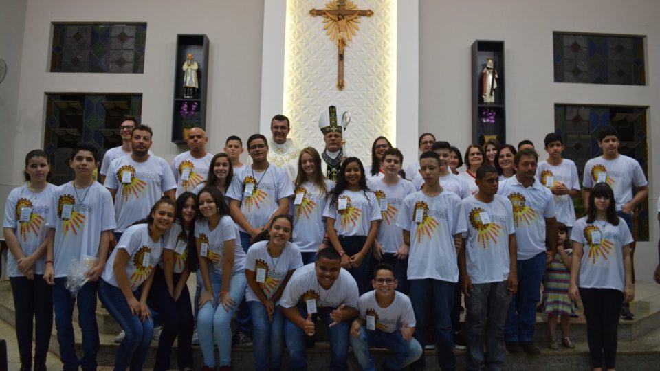 Através do Sacramento da Crisma jovens renovam o compromisso com Jesus Cristo