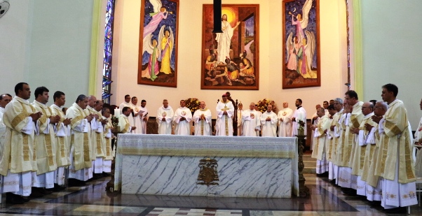 Bispo Diocesano ordena 16 Diáconos Permanentes para Diocese de São Carlos