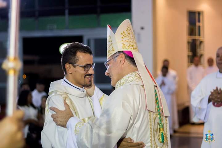 Dom Paulo Cezar ordena Regivânio Martins da Silva Diácono Transitório