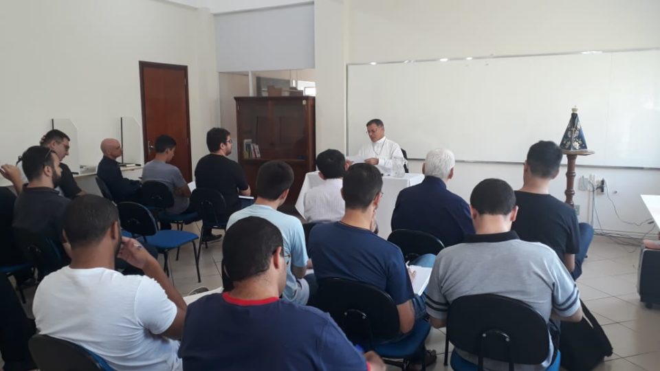 Dom Paulo Cezar ministra Aula Inaugural no INFISTA