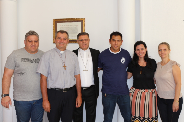 Bispo Diocesano recebe visita de membros da Comunitá Cenacolo