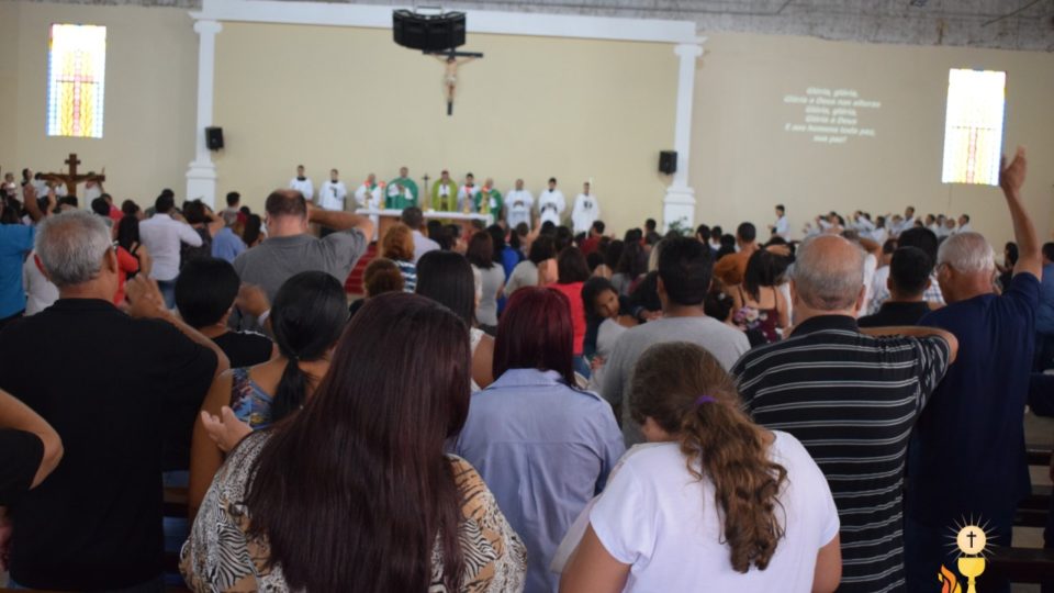 Dom Paulo Cezar celebra missa no retiro da Comunidade Adorador Fiel