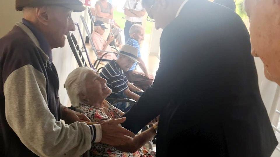 LAR RAINHA DA PAZ RECEBE VISITA DO BISPO DIOCESANO