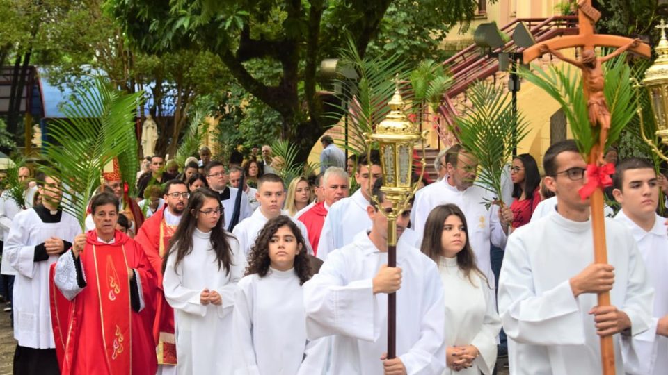 Bispo Diocesano celebra Domingo de Ramos na Catedral de São Carlos Borromeu