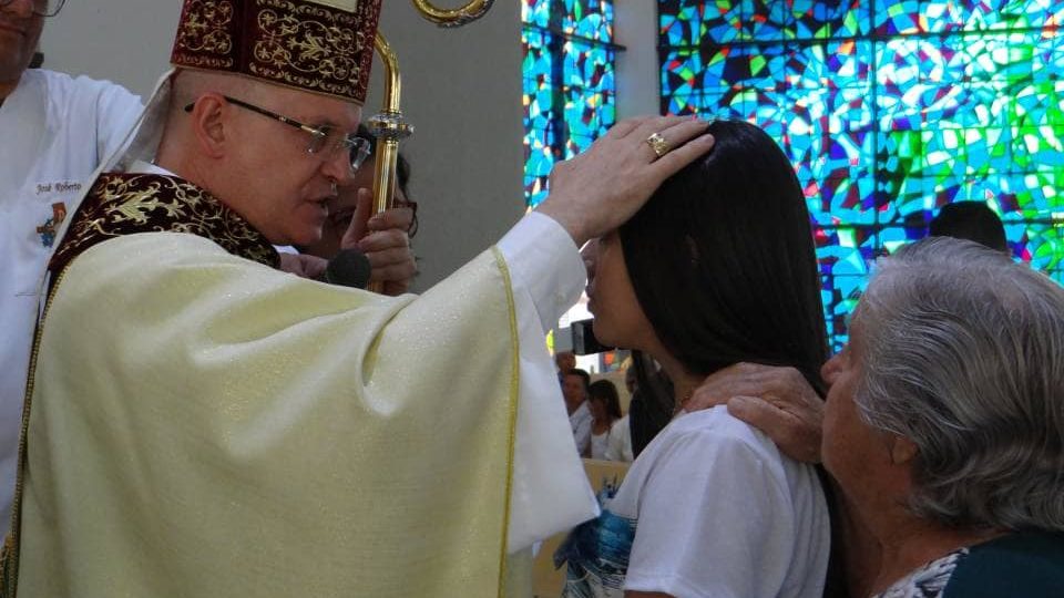 Bispo Auxiliar celebra Sacramento da Crisma em Matão