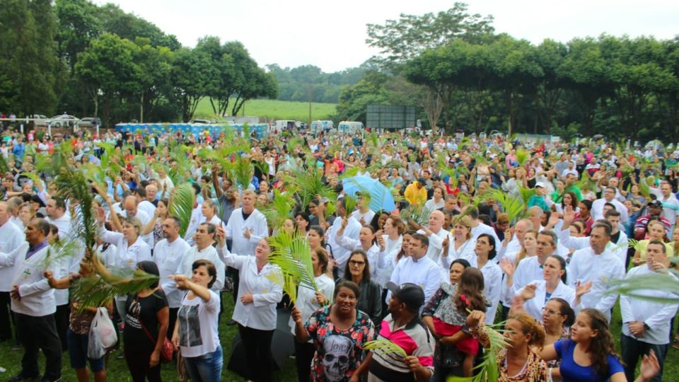 Dom Eduardo Malaspina preside Domingo de Ramos em Matão