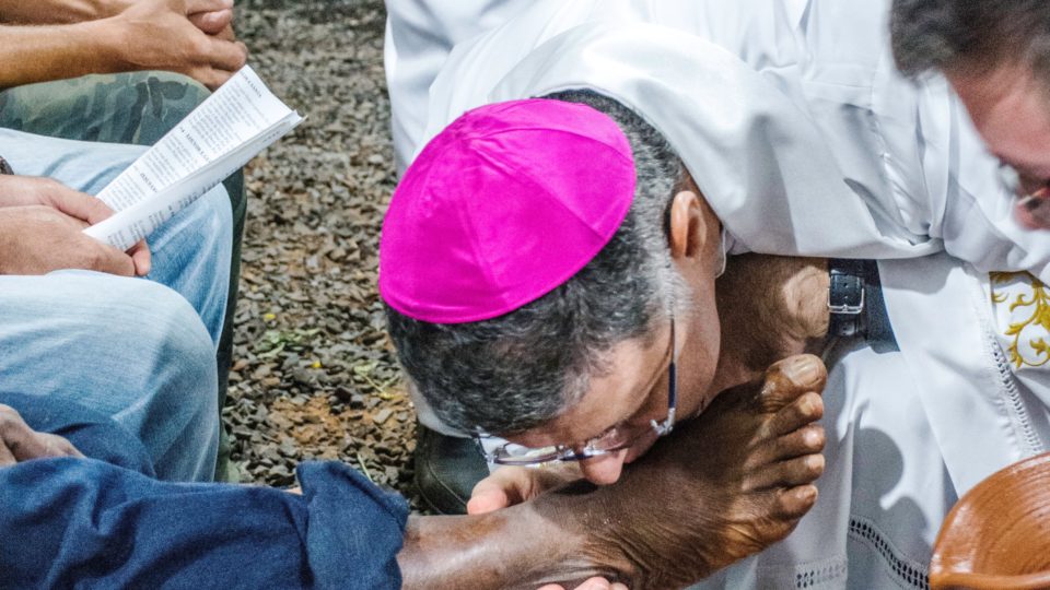  LAVA PÉS: JESUS NOS ENSINA SERVIR NO AMOR