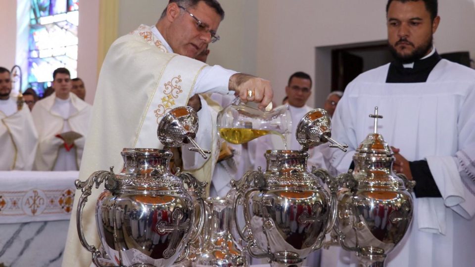 Dom Paulo Cezar preside Missa dos Santos Óleos na Catedral