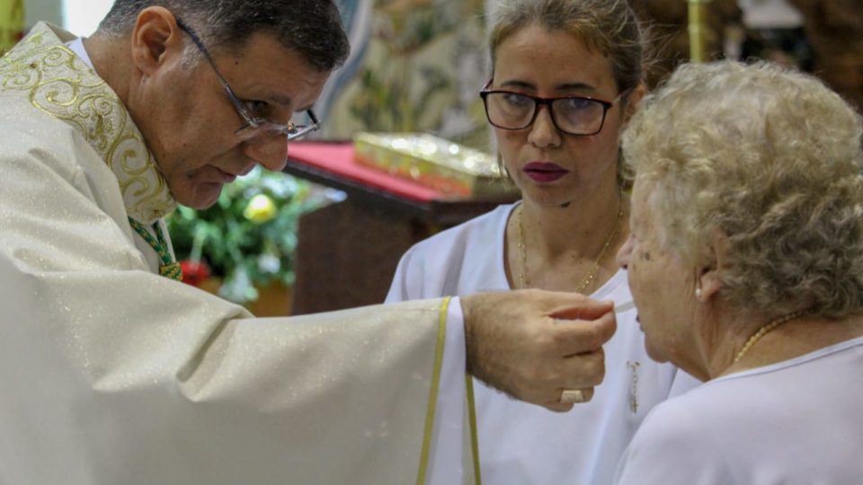 BISPO DIOCESANO PRESIDE EUCARISTIA NA PARÓQUIA SANTA RITA DE CÁSSIA