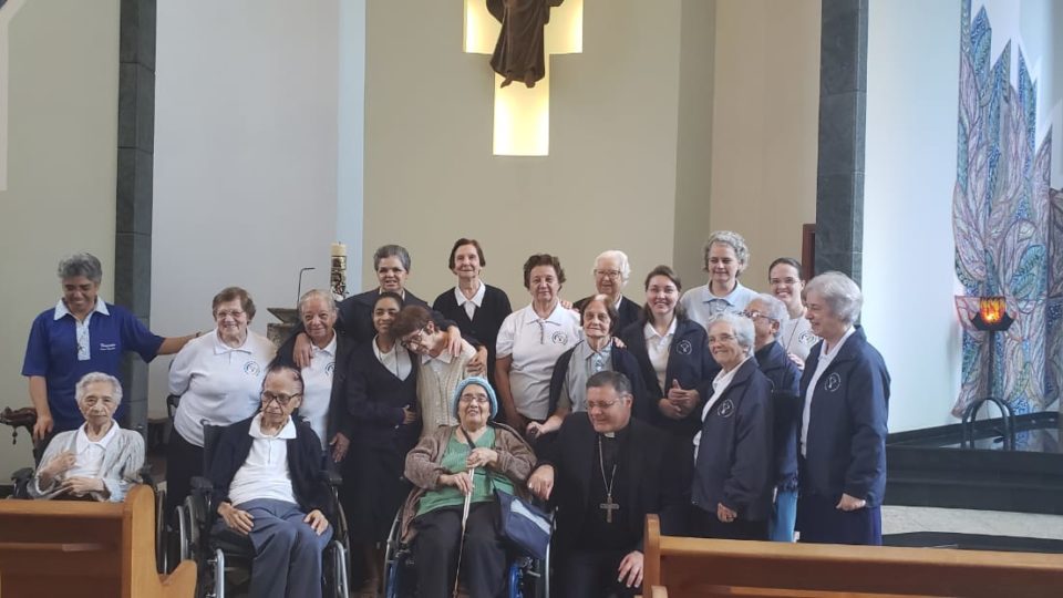 VISITA DE DOM PAULO CEZAR À CONGREGAÇÃO DAS IRMÃS FRANCISCANAS DA IMACULADA CONCEIÇÃO