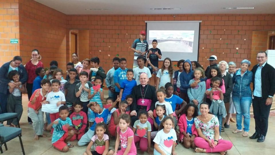 Dom Eduardo Malaspina visita Centro de Convivência da Criança e do Adolescente