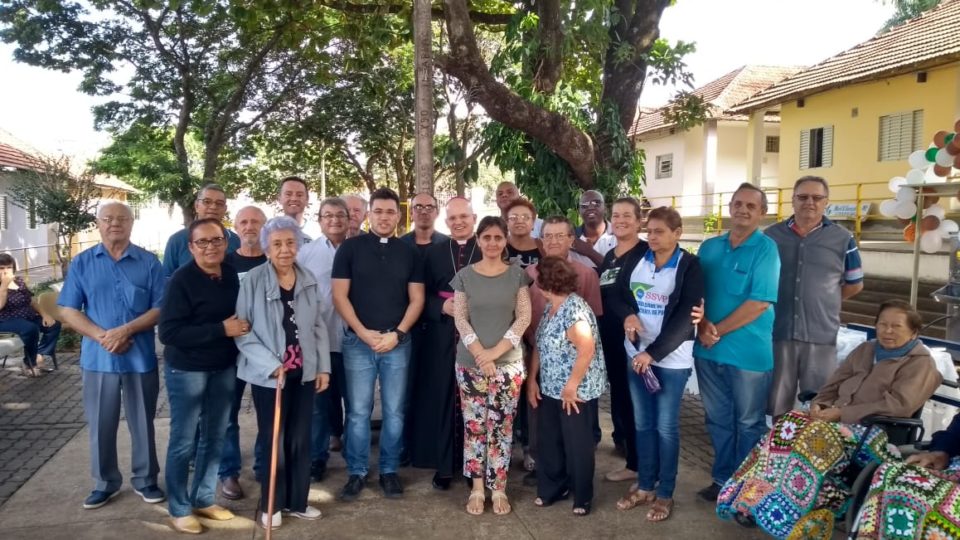 Bispo Auxiliar visita Vila Vicentina em Araraquara