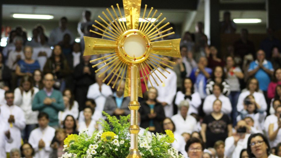 MILHARES DE FIÉIS DE TODAS AS PARÓQUIAS DA DIOCESE DE SÃO CARLOS CELEBRAM A SOLENIDADE DE CORPUS CHRISTI