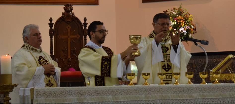 Dom Paulo Cezar preside Eucaristia na Catedral de São Carlos Borromeu