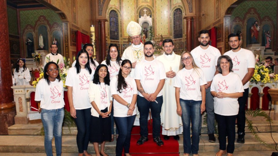 Bispo Diocesano preside Sacramento da Crisma no Santuário Santo Antônio em Araraquara