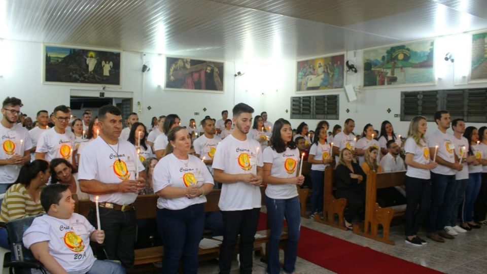 Jovens recebem o Sacramento da Crisma na Paróquia Divino Espírito Santo