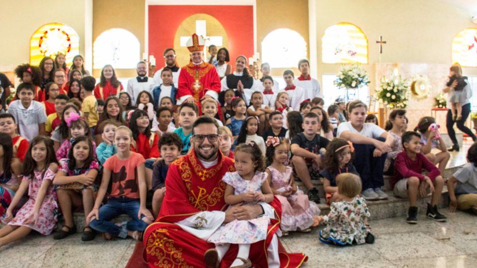 Dom Eduardo Malaspina celebra a Solenidade de São Pedro e São Paulo na paróquia Sagrada Família em Araraquara