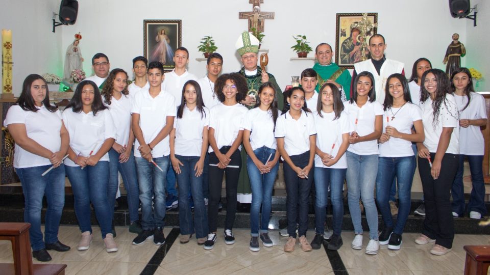 Bispo Diocesano preside Sacramento do Crisma na Paróquia São Francisco em Ibaté