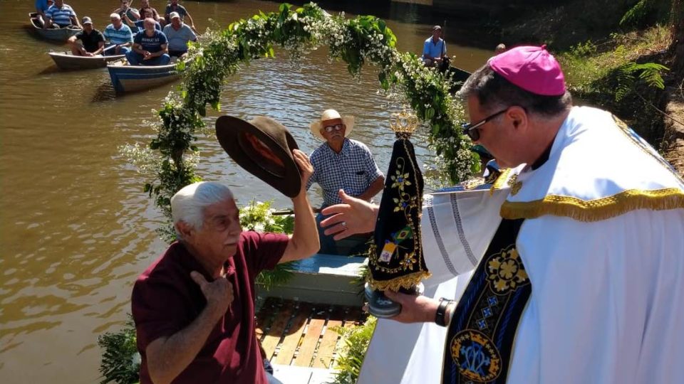 DOM PAULO CELEBRA NOSSA SENHORA APARECIDA EM BROTAS