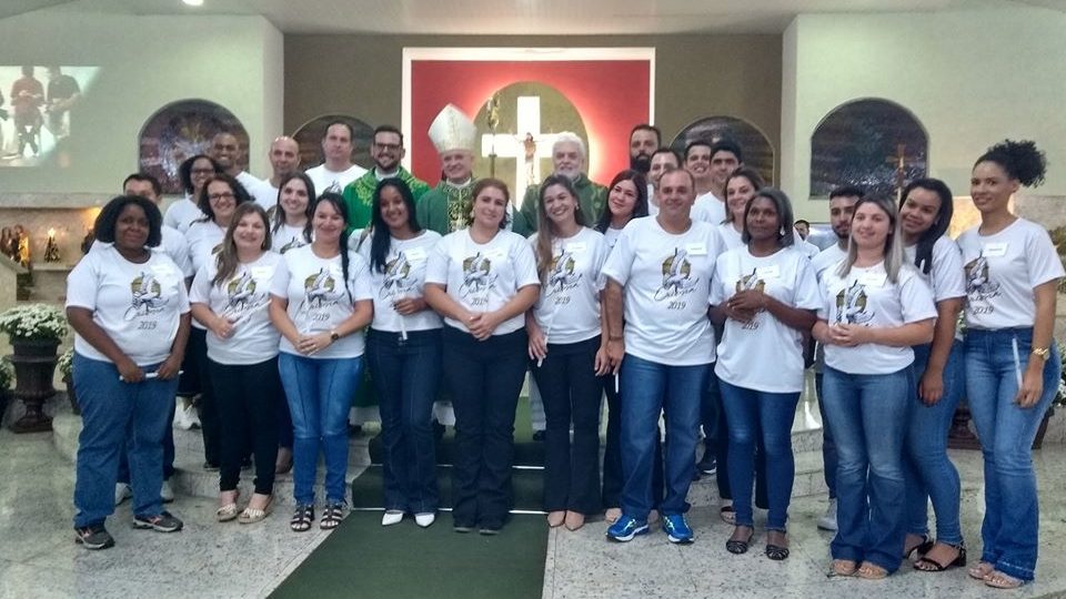 Jovens e adultos recebem o Sacramento da Crisma na paróquia Sagrada Família