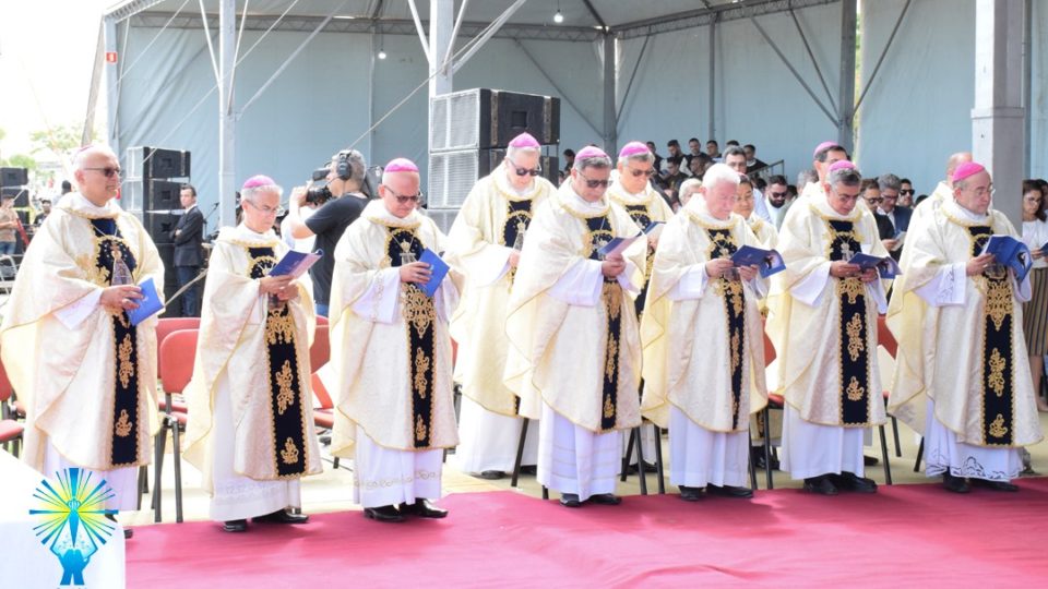 Bispos participam da celebração de beatificação do Padre Donizetti Tavares de Lima