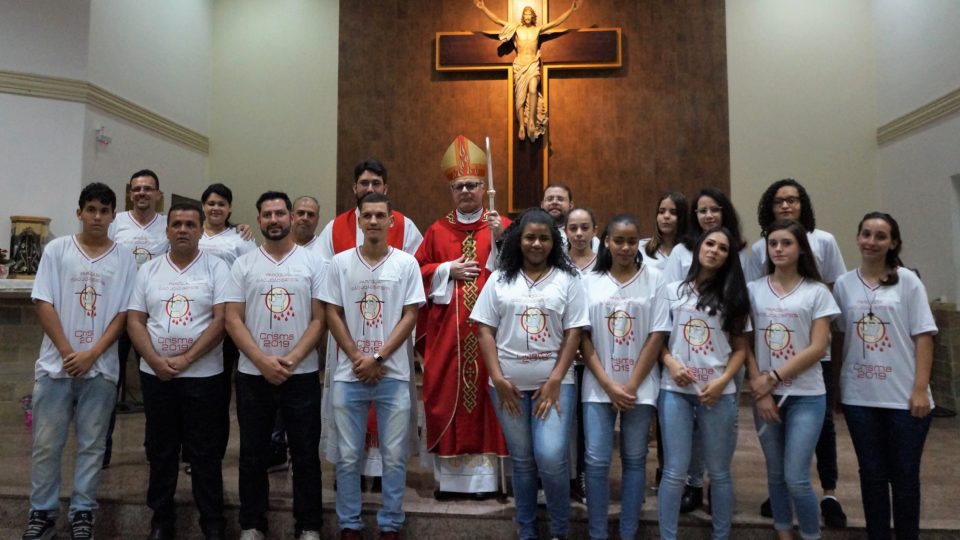 Jovens recebem o Sacramento da Crisma na Paróquia São João Batista