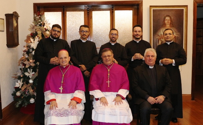 Diáconos Transitórios se encontram com bispo antes da Ordenação Presbiteral