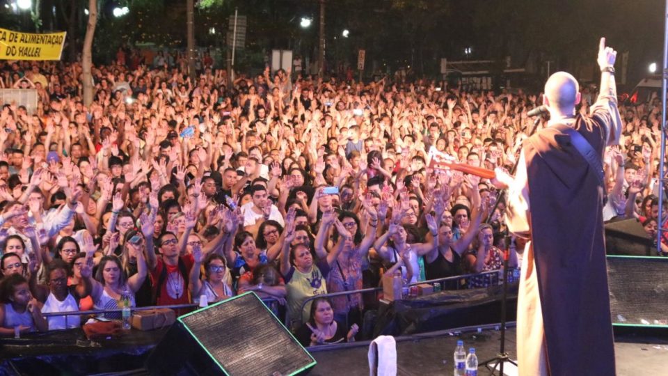 Frei Gilson faz show de encerramento do 7° Hallel para mais de 8 mil pessoas